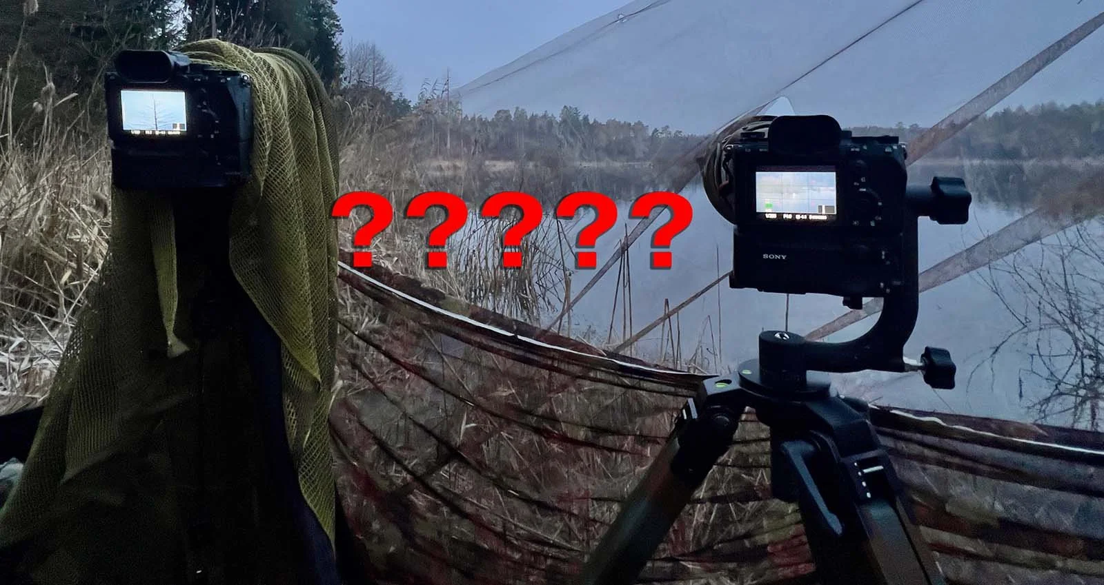 Due fotocamere a obiettivo intercambiabile su treppiede davanti a un lago nella nebbia, con un punto interrogativo rosso in sovrimpressione, immagine di apertura sul tema dell'attrezzatura.
