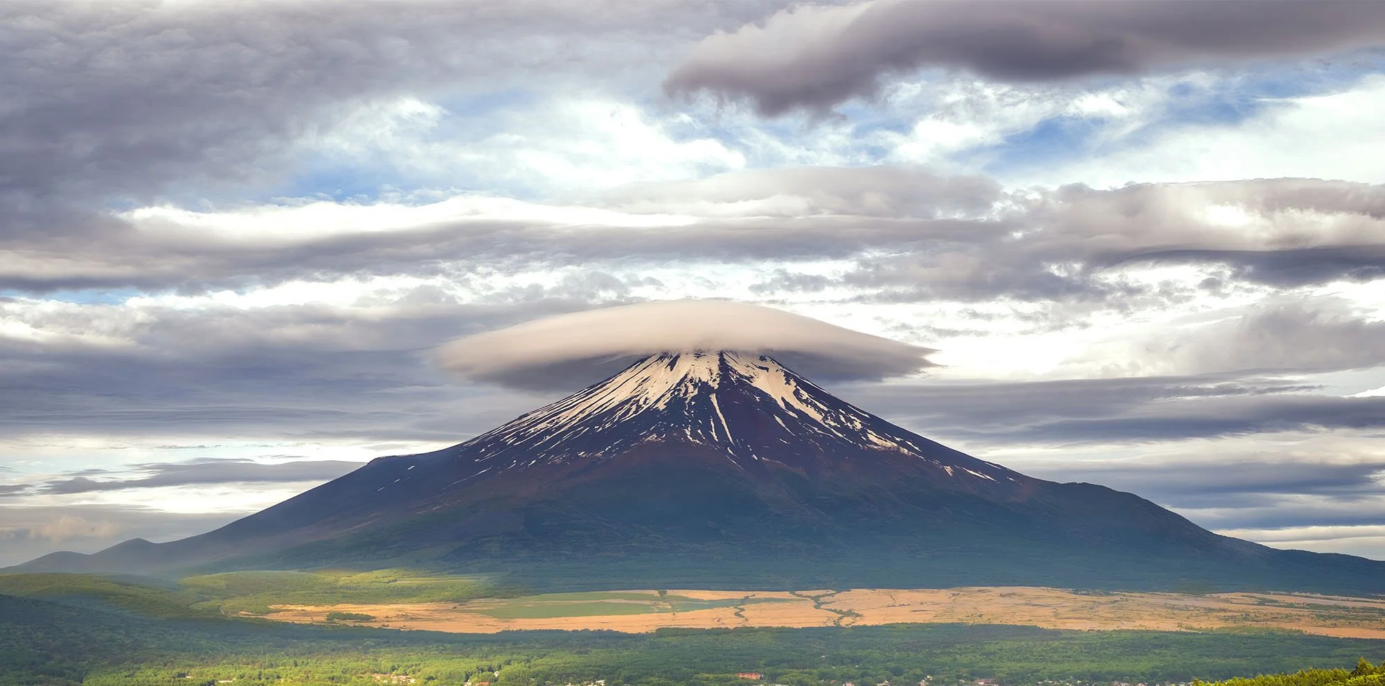 Kasagumo — the cloud hat over Fujiyama in Japan