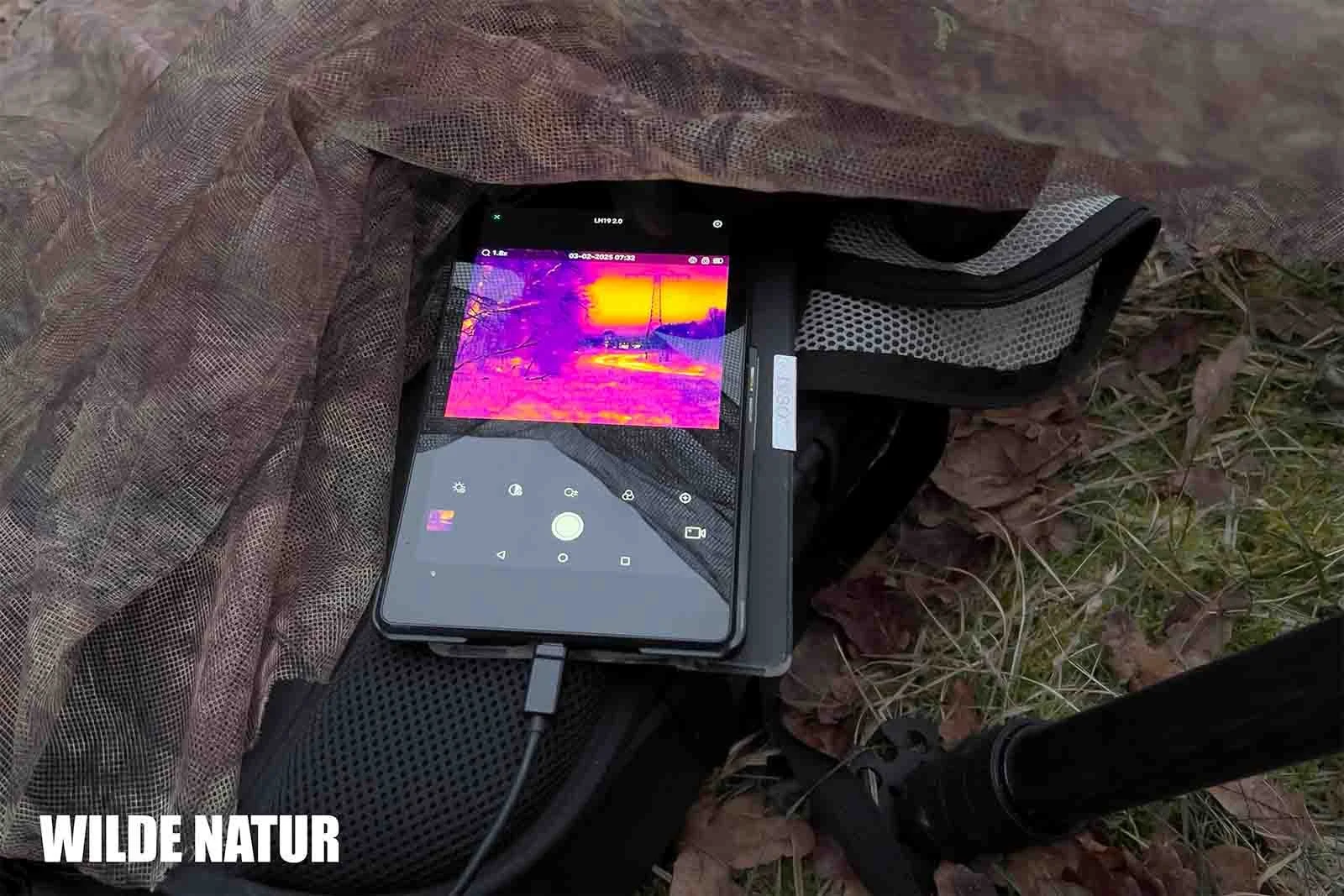 Wireless live transmission to a tablet (cable connected to power bank).