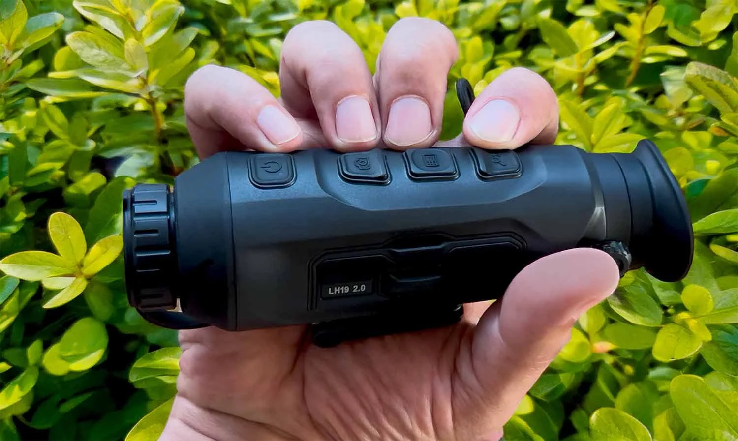 Operable with one hand: Lynx LH19 2.0 thermal imaging camera with a compact build.
