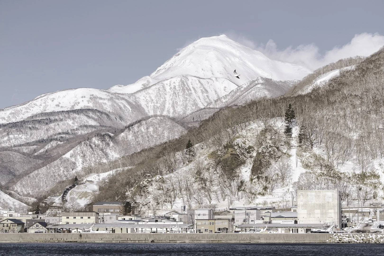 Montagne enneigée au-dessus du port de Rausu, à Hokkaido, au Japon.