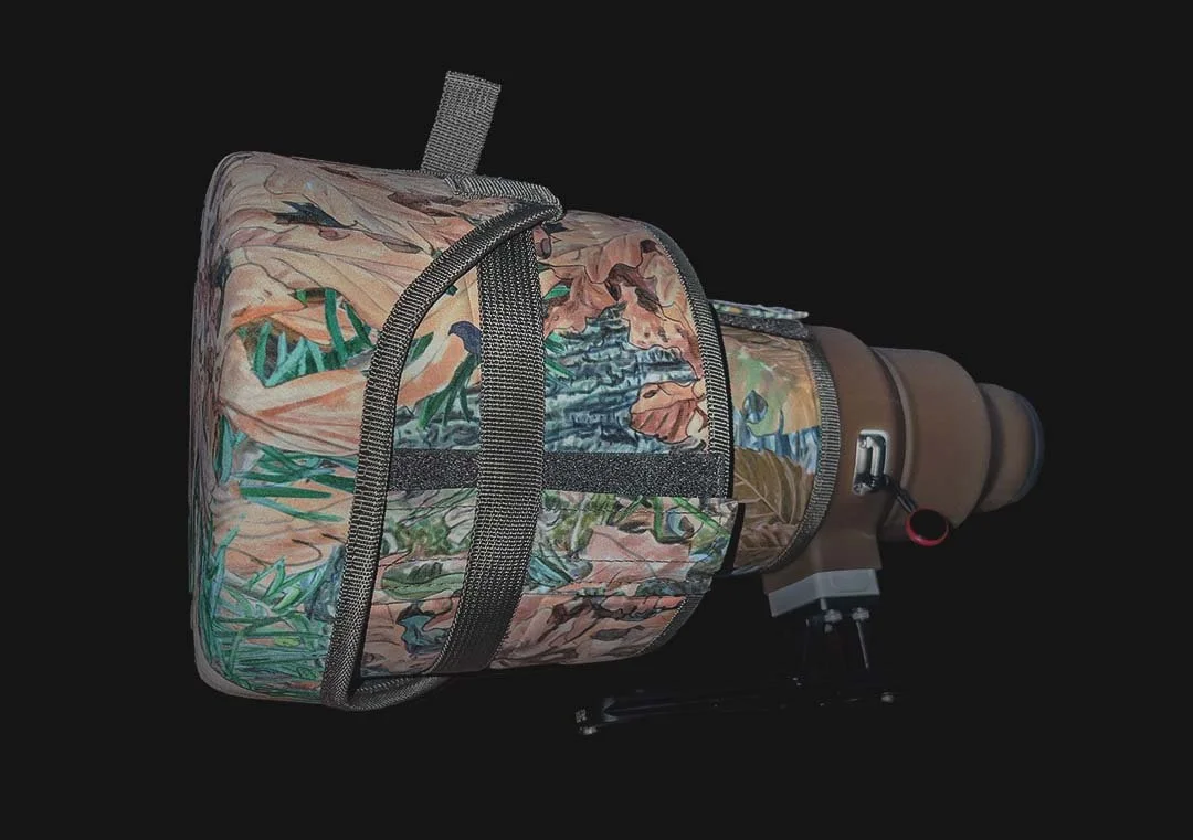There aren't many options for a camouflage lens cover for the 400 mm f/2.8 GM. It was primarily important to me that it wasn't a neoprene cover, but a solid material that fits perfectly and doesn't slip or fray.