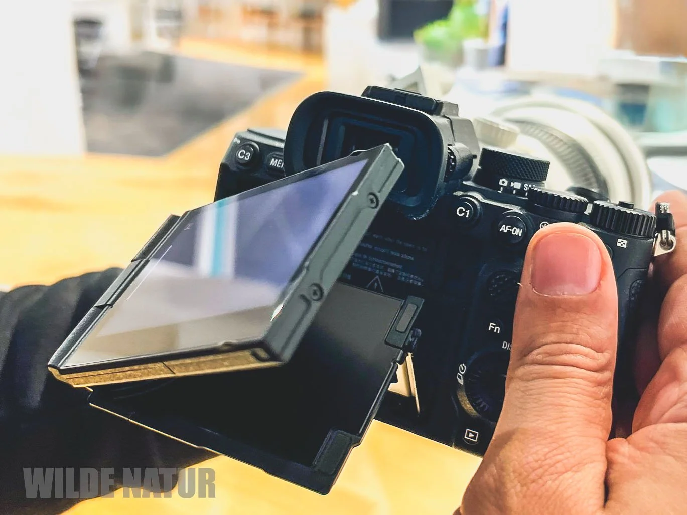   新しいチルト＆バリアングル機構を備えたSony a7 V  