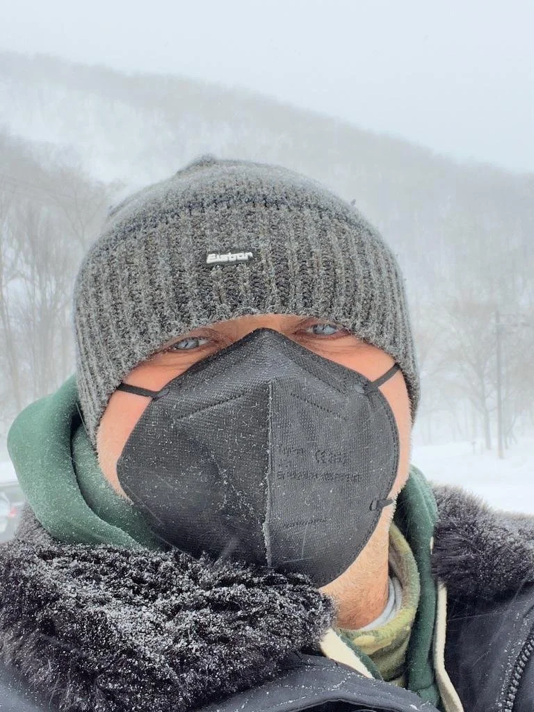 Markus Nilles emmitouflé sous la tempête de neige à Rausu, au Japon.